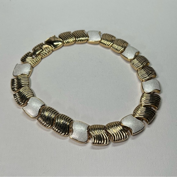 Vintage Butler Gold Tone/Speckled Frosty White Silver Enamel Choker Necklace - Picture 1 of 6